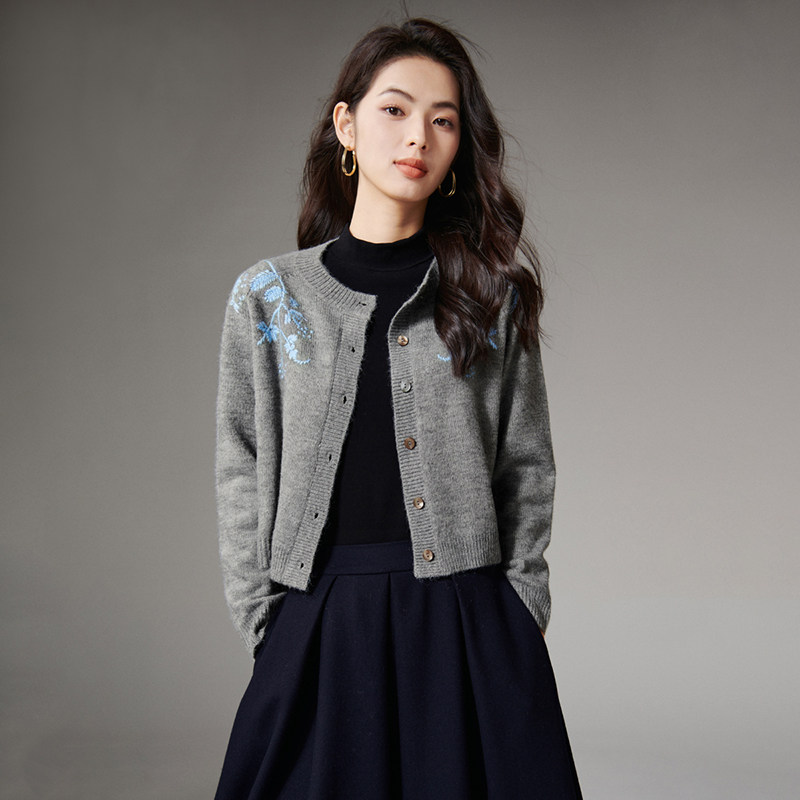 晚白2025年秋冬新款气质上衣格雷灰圆领短针织开衫外套女,女装/女士精品,毛针织衫,淘宝优惠券,粉丝福利购,淘宝优惠卷