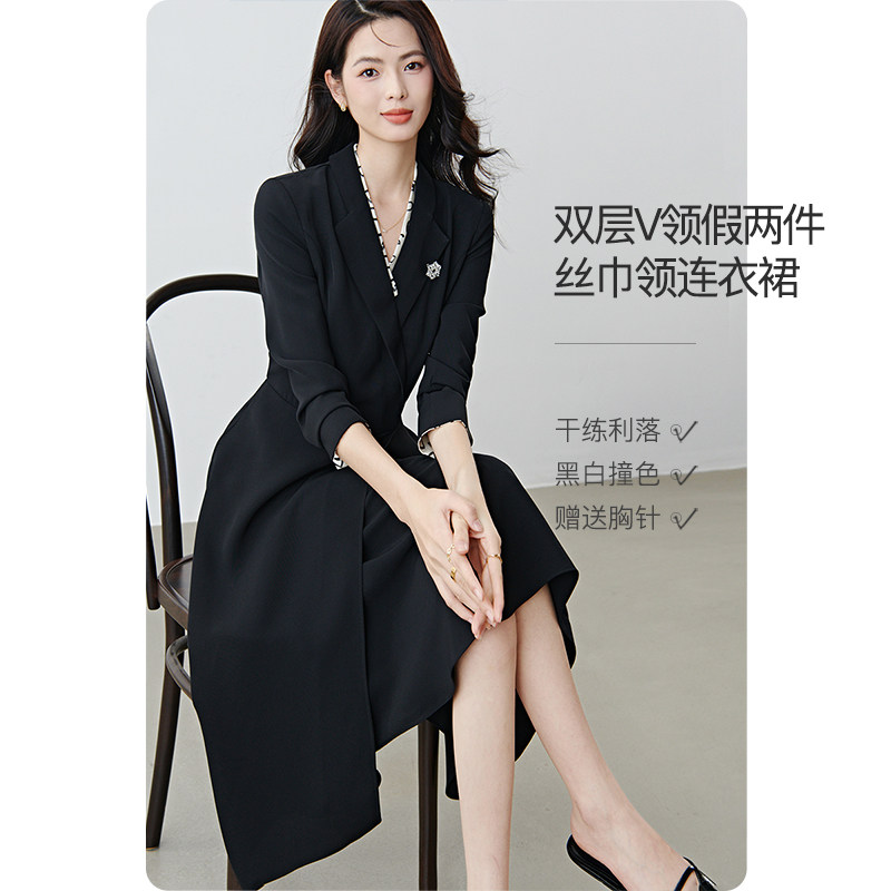 晚白2026年春新款黑白撞色V领假两件小黑裙高智感配胸针连衣裙