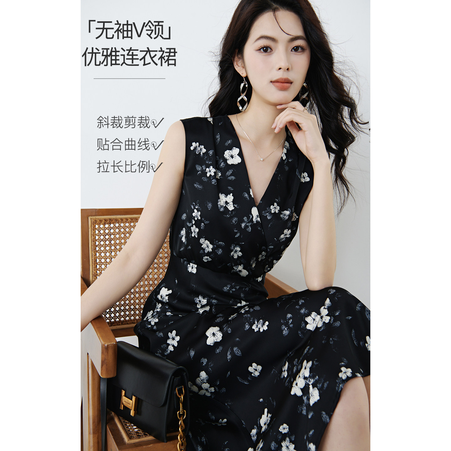 晚白碎花连衣裙女2026新款法式气质茶歇裙缎感V领黑色裙子