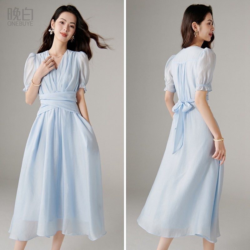 晚白2026年春新款时尚简约V领裙子亲肤莱赛尔系带收腰连衣裙