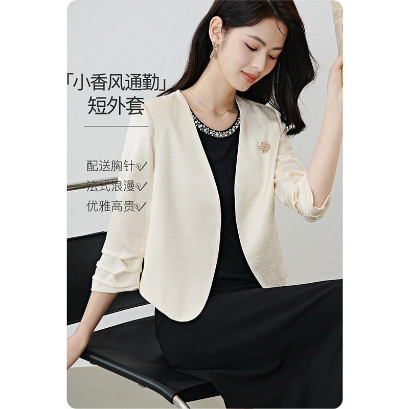 晚白2026春装新款优雅小香风显贵配胸针上衣高级感得体短外套女