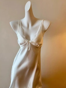 睡衣女性感冰丝绸吊带带胸垫真丝高级感纯欲睡裙夏季女款2024新款