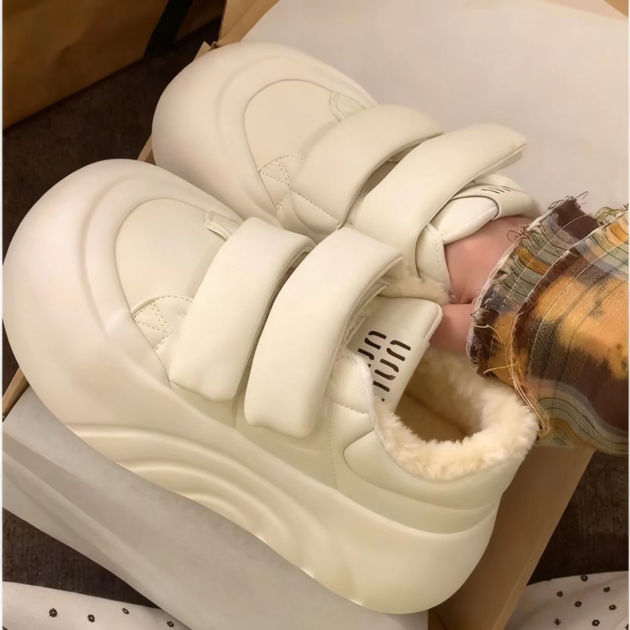 赵露思同款厚增高魔术贴小白鞋女2025冬季新款加绒加厚百搭面包鞋