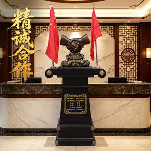黄铜落地握手摆件精诚合