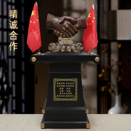 黄铜落地握手摆件合作共