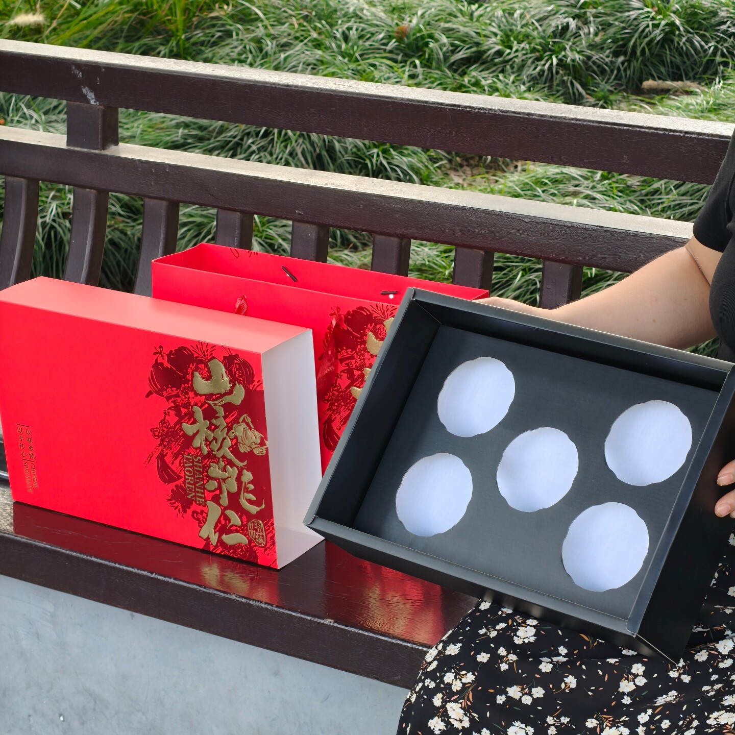 通用新款山核桃仁包装礼品盒子高档手提红色蓝色空纸箱2025年套装