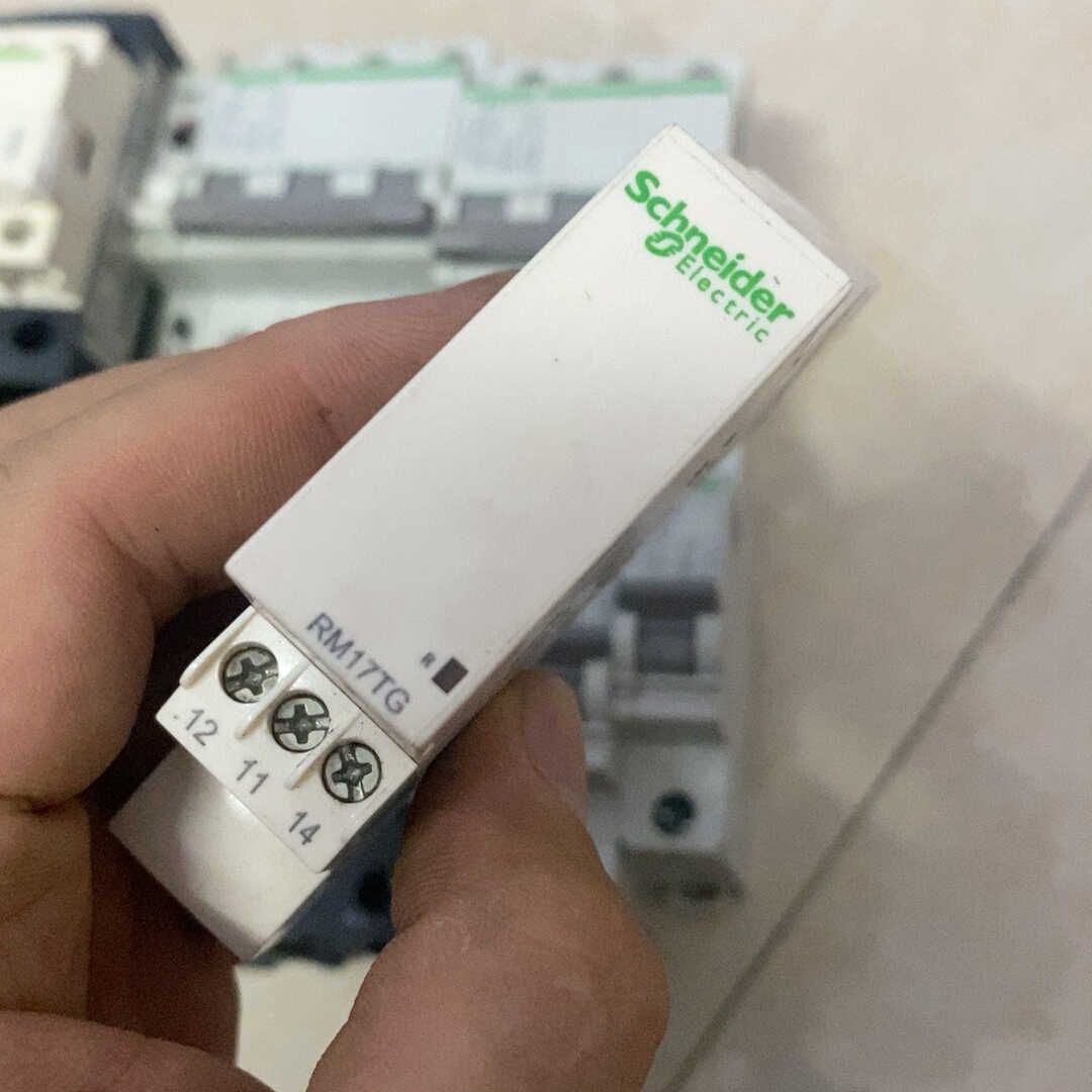 拆机相序继电器 RM17TG00  ，成色如图，包好