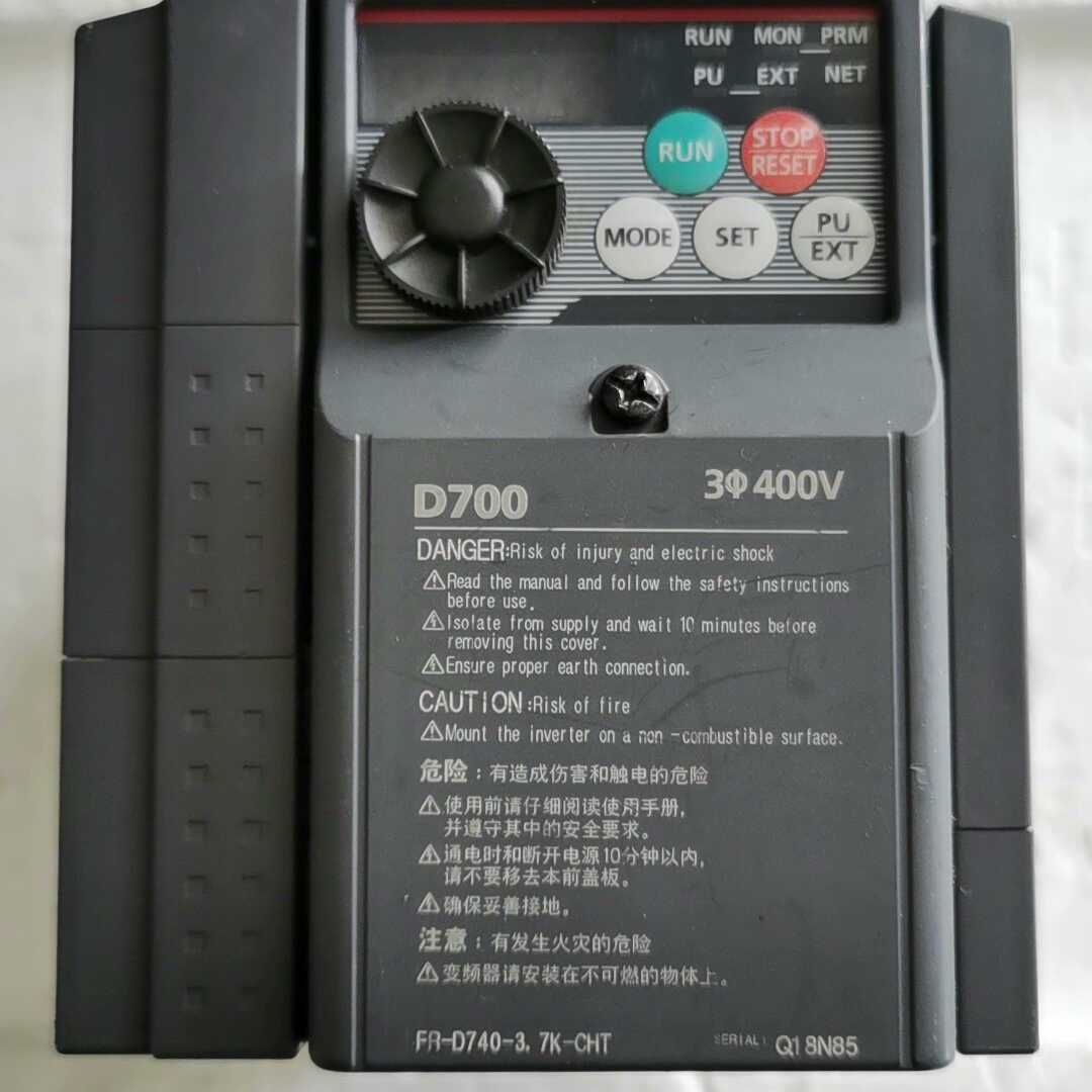 三菱D700变频器FR-D740-3.7K-CHT外壳旁边的