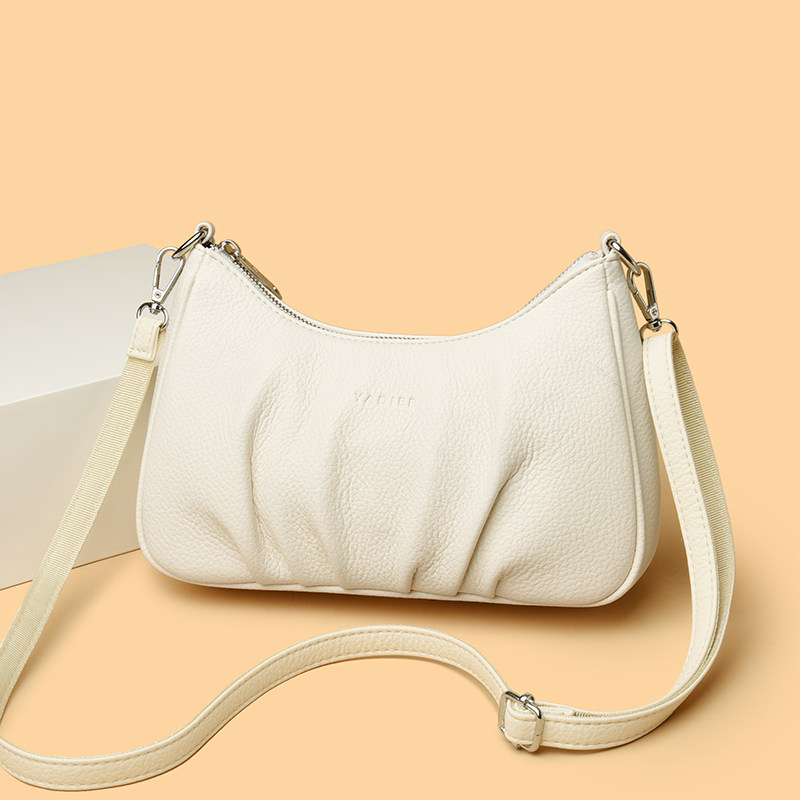 高级感真皮斜挎饺子包包女2025新款头层牛皮中年妈妈包百搭单肩包