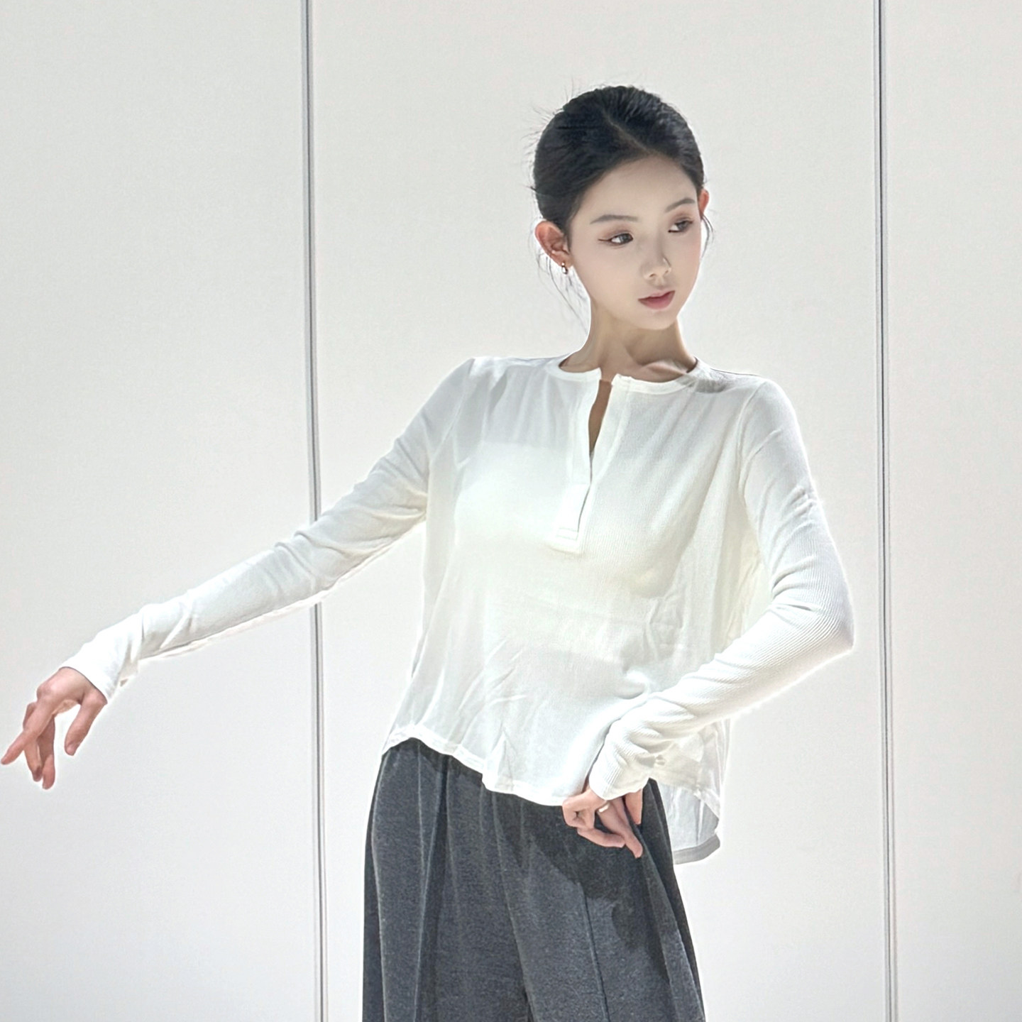 舞蹈罩衫白色秋冬练功服2026新款现代舞宽松上衣古典舞长袖v领女