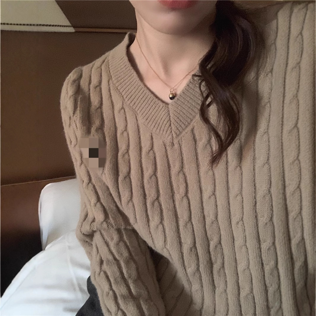 汕头市潮阳区谷饶艾纯诗针织内衣厂韩版V领麻花刺绣套头长袖毛衣