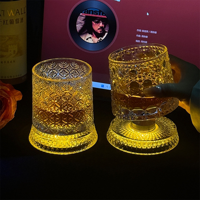 【送发光杯垫】发光旋转威士忌酒杯高颜值转转解压洋酒杯不倒翁