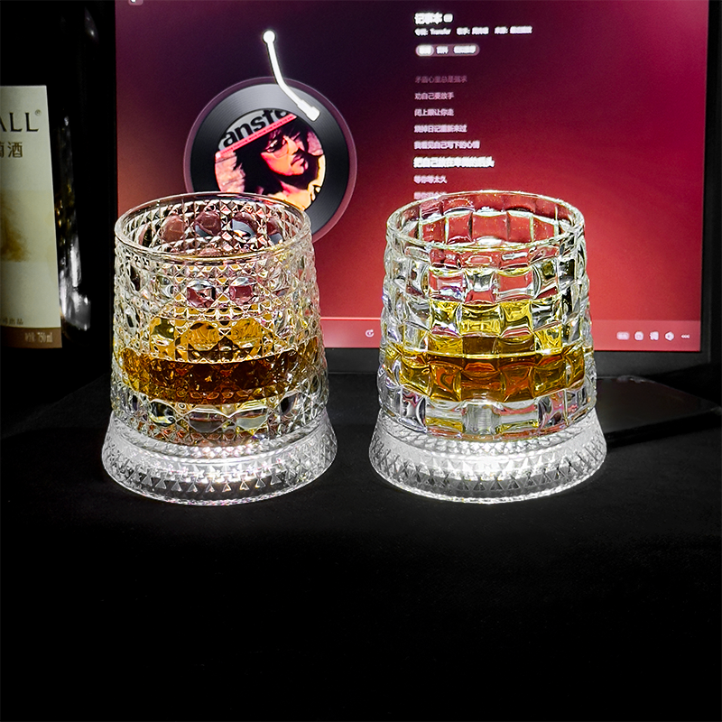 【送发光杯垫】发光旋转威士忌酒杯高颜值转转解压洋酒杯不倒翁