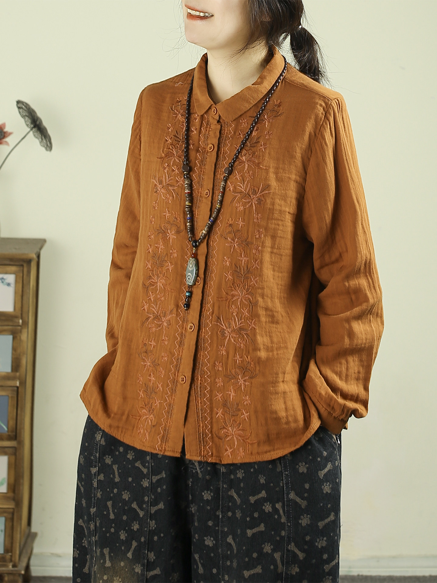 เสื้อเชิ้ตผ้าฝ้ายปักลาย คอปก กระดุมแถวเดียว สไตล์อาร์ต จาก Qianqiu Feiyan สำหรับผู้หญิง รุ่นใหม่ฤดูใบไม้ร่วง ปี 2026 ทรงหลวม แขนยาว
