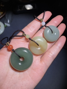 新疆和田玉籽料粉青且末糖碧玉平安扣