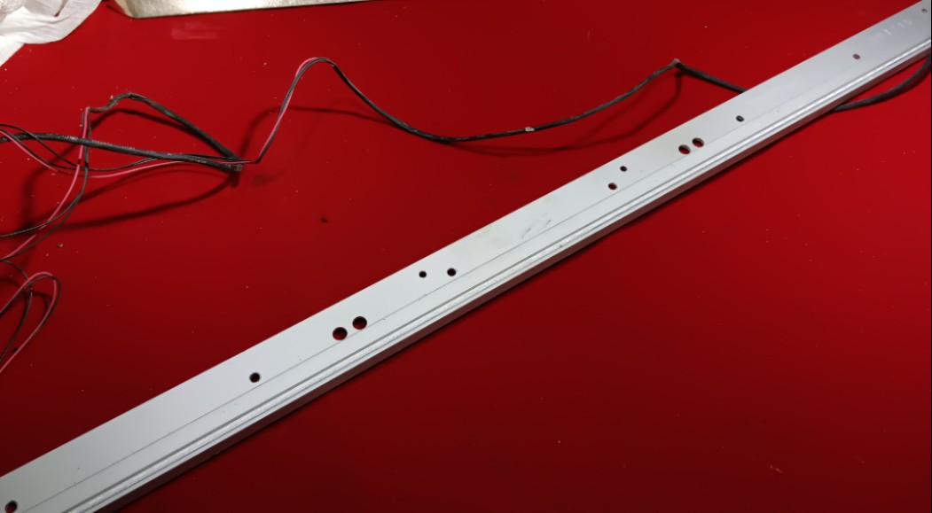 原装海尔LE32T30电视屏背光灯板0090103082 带铝板