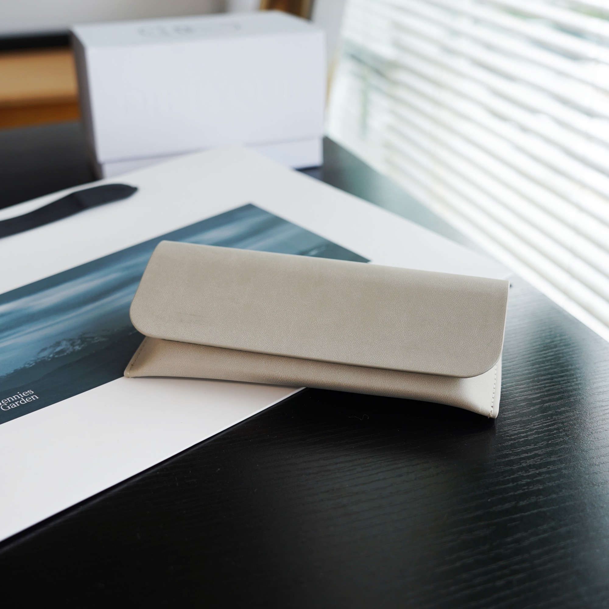 简约时尚个性纯色灰色小号皮夹太阳眼镜盒磁吸抗压翻盖墨镜套收纳