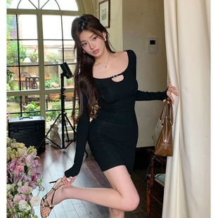 HeartyBite 2025秋冬新款方领镂空连衣裙女修身内搭性感紧身包臀