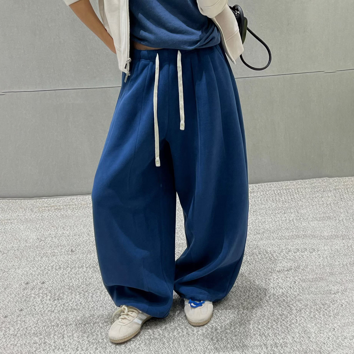 欧洲站高腰羊绒弯刀卫裤女2026冬季新款加厚宽松保暖阔腿裤绑带潮
