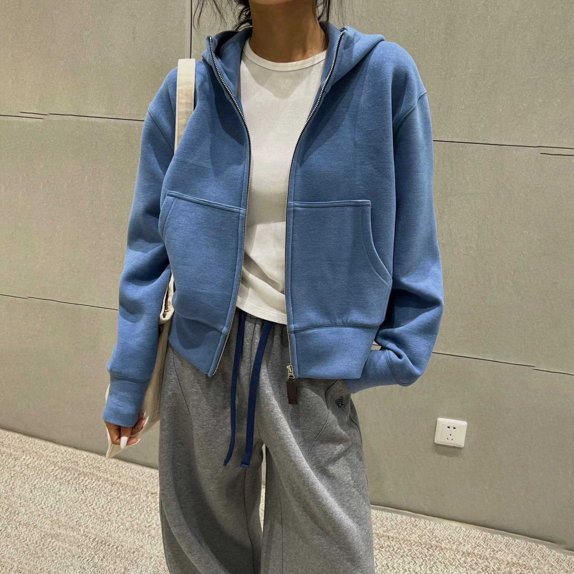 欧洲站连帽外套女2026年秋冬新款休闲宽松袋鼠兜羊绒长袖帽衫女潮