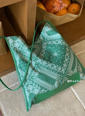 及时行乐~百搭吸睛绿色腰果花包 韩国休闲单肩包图腾印花斜跨包女