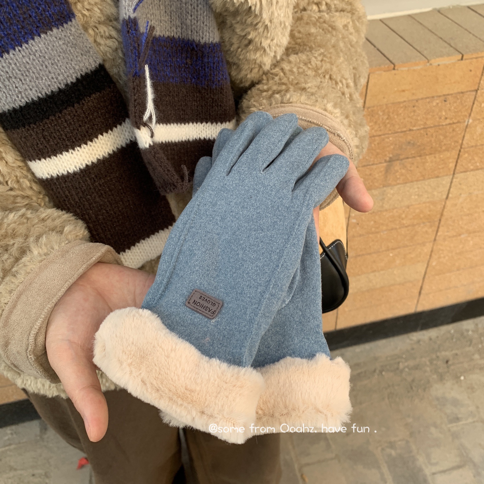 发热德绒防风翻边保暖手套