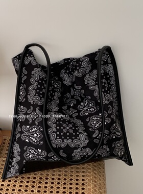 及时行乐 百搭吸睛黑色腰果花包 韩版休闲单肩包图腾印花斜跨包女
