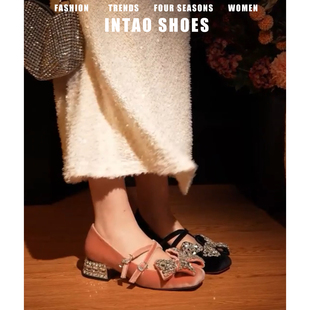 绝美粉色水钻蝴蝶结高跟鞋女粗跟2026春季新款交叉带法式丝绒单鞋