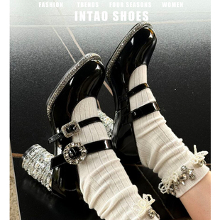 巨好看的黑色水钻玛丽珍单鞋女2026春季新款一字带漆皮高跟鞋粗跟