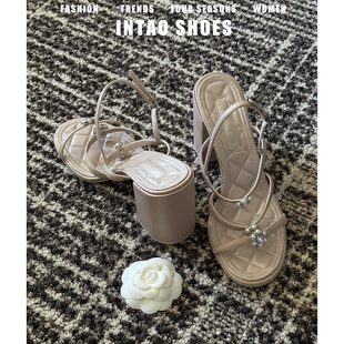 法式小香风高跟鞋女粗跟2026早春新款露趾一字带后空凉鞋外穿时尚