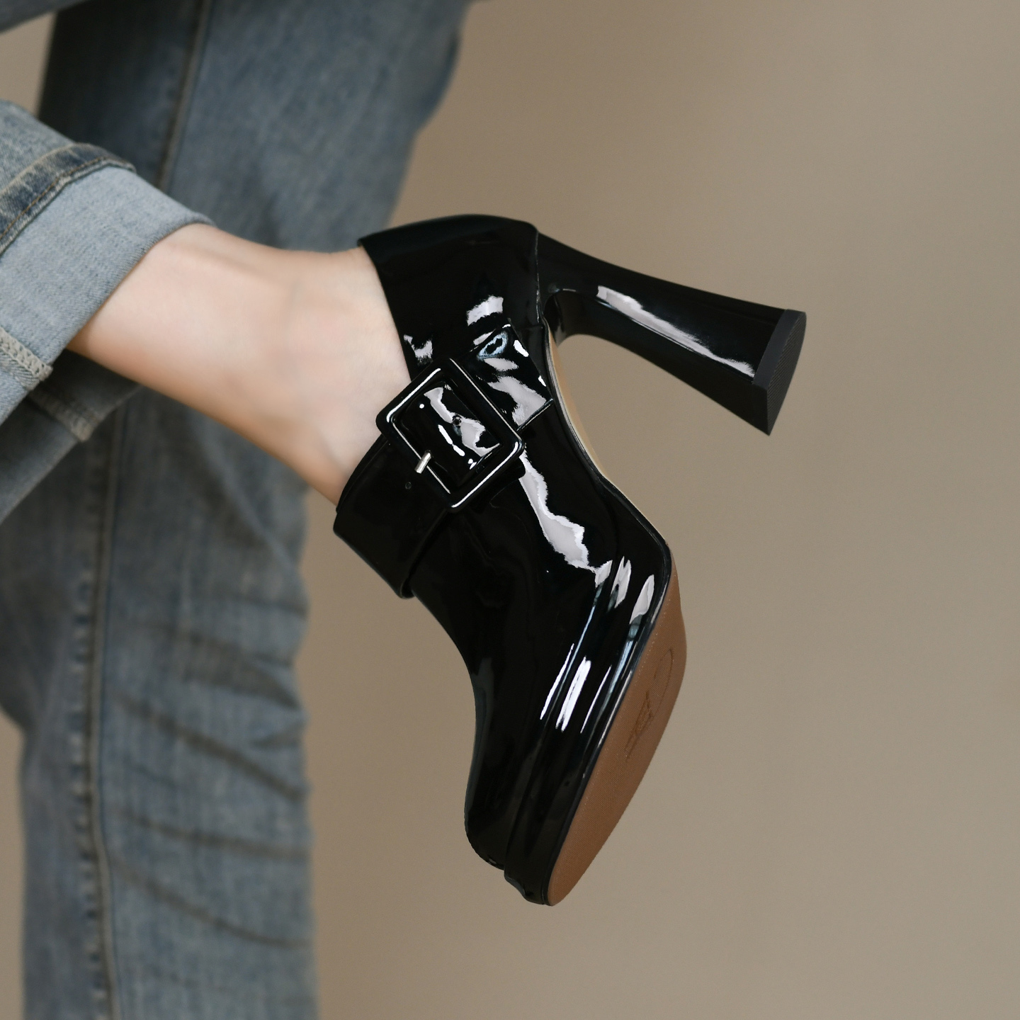 时尚黑色深口单鞋女粗跟秋季款真皮漆皮皮带扣防水台高跟鞋女10cm