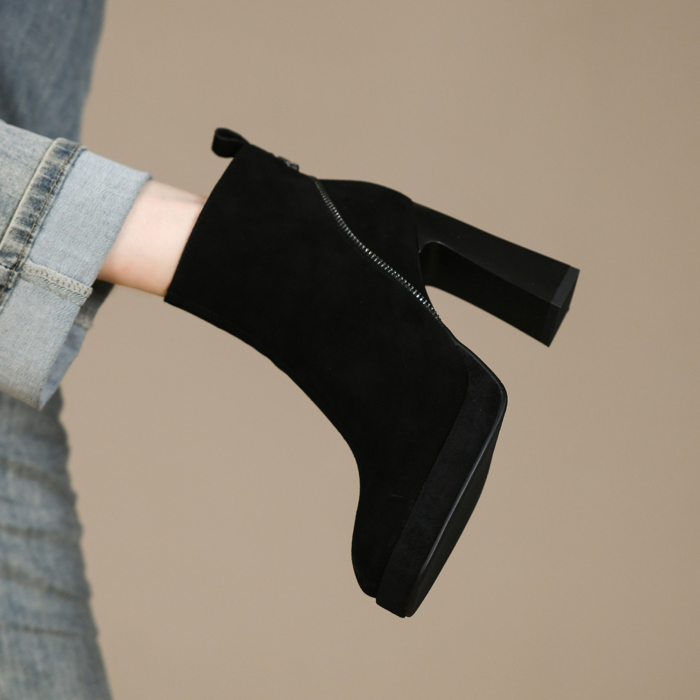 冬季新款羊猄皮超高跟粗跟厚底方头拉链水钻装饰侧拉链时装短靴女