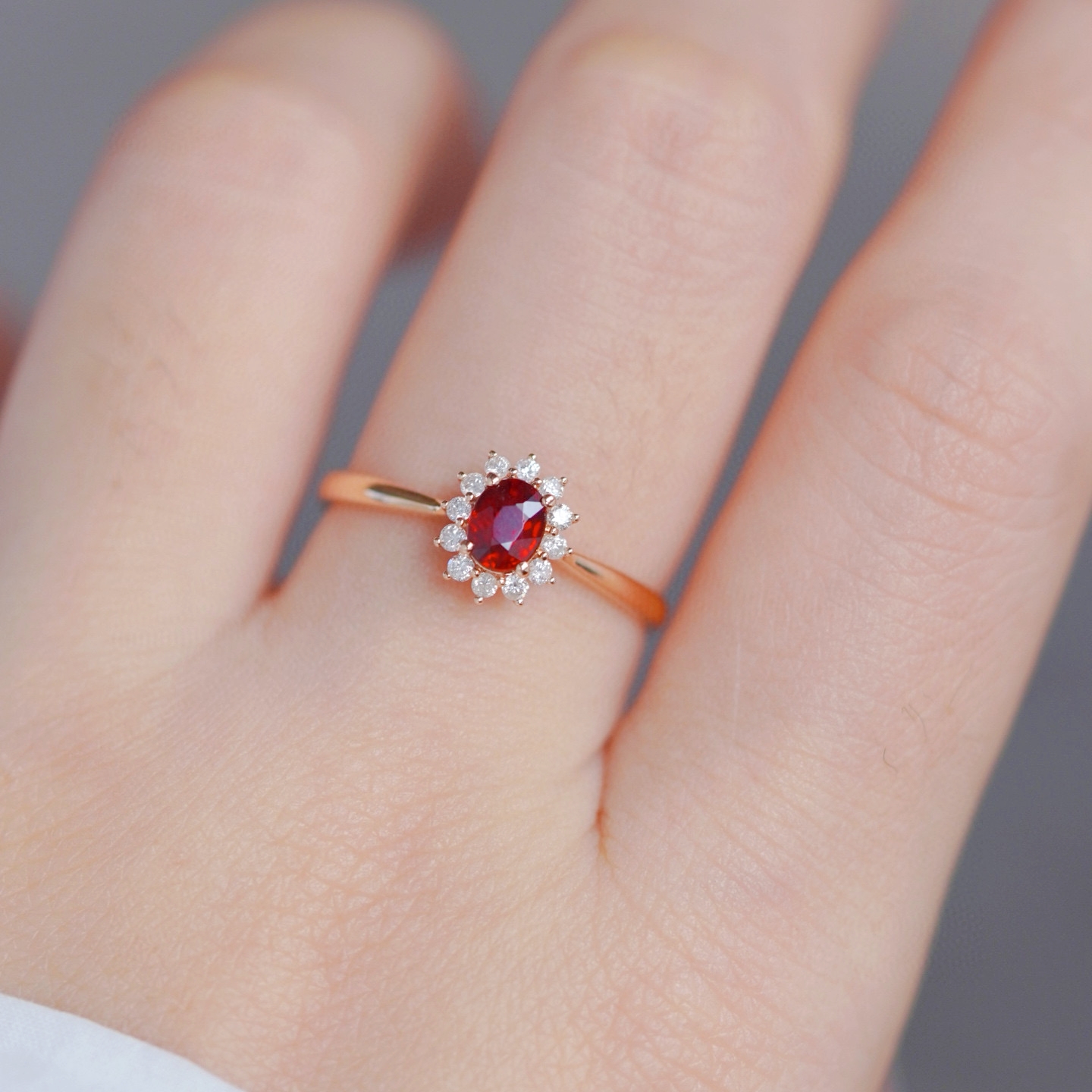 18K金镶钻红宝石戒指 经典戴妃款鸽血红宝石戴出王妃气质精致百搭