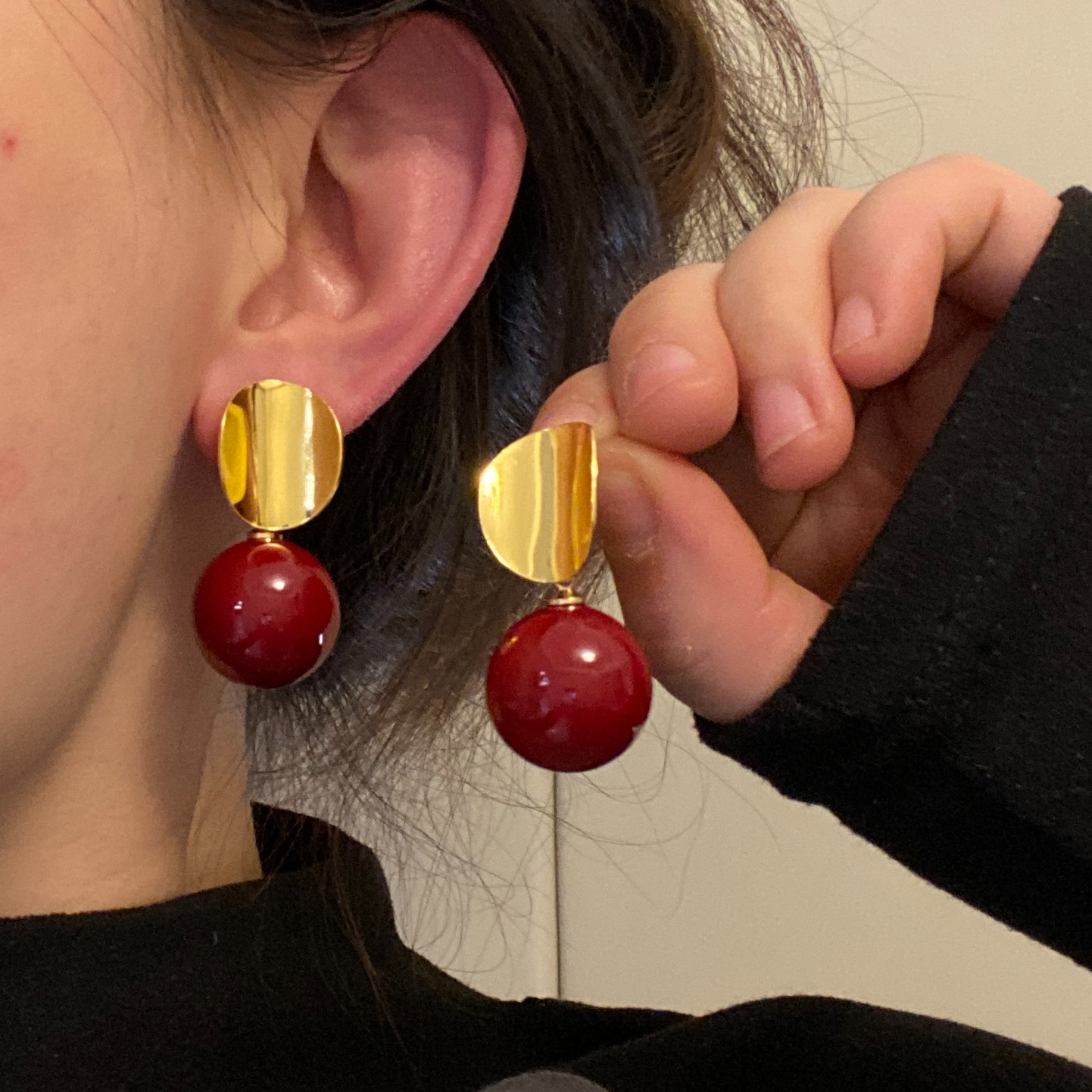 金色亮圆片酒红珍珠耳钉