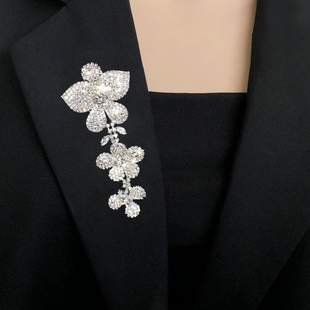 秋冬满钻蝴蝶兰花朵超闪胸针女款高级感夸张闪亮水钻胸花西装配饰