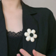 法式 可爱太阳花简约胸针女黑白色经典 山茶花高档复古别针胸花配饰