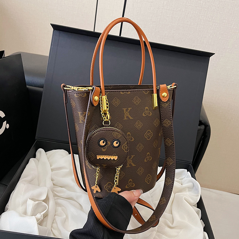 高级感洋气水桶包女2025夏斜挎包