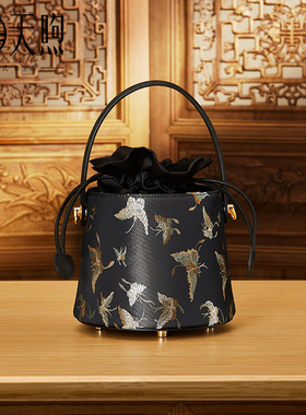 Pmsix天煦水桶包新中式国风经典黑色单肩斜挎手提提花牛皮小包女