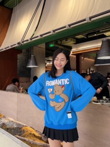 地球店 蓝色小熊贴布绣慵懒风圆领卫衣中长款女秋冬季2023新款