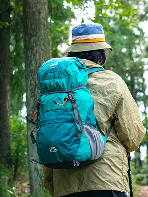 探路者户外徒步登山包女轻便大容量皮肤包超轻可折叠双肩包35升旅