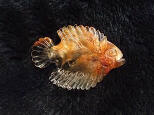 龙王鳌犷水晶天然钛晶金发晶蝴蝶发小鱼吊坠 高61×43×5mm15.5g