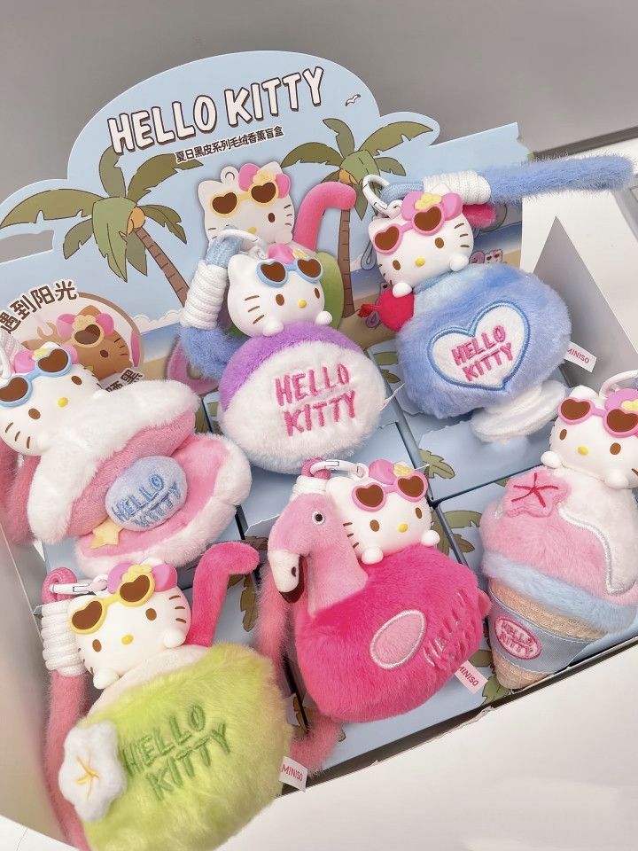 正版三丽鸥HelloKitty夏日黑皮系列香薰毛绒挂件盲盒生日礼物女生