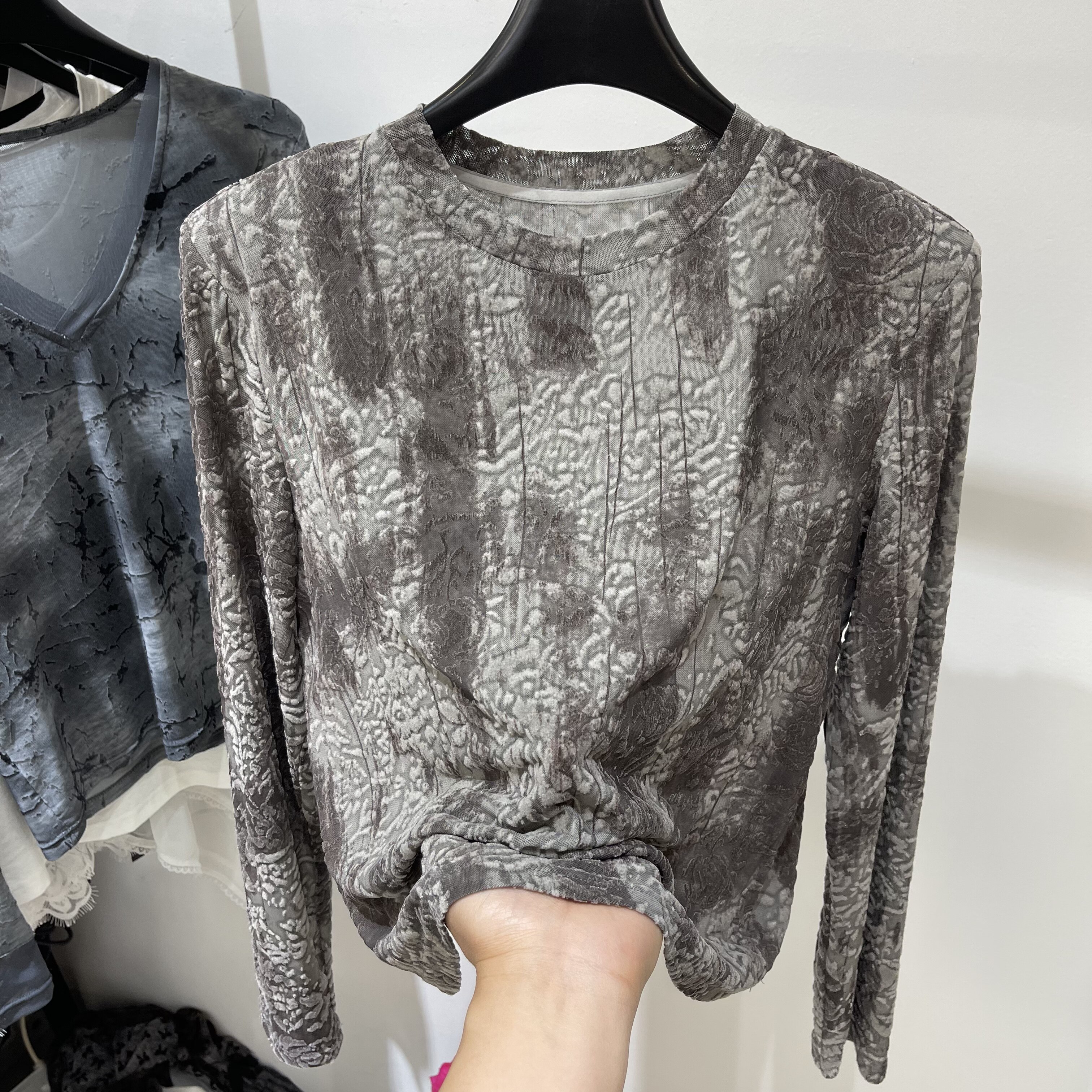 设计感植绒网纱晕染长袖垫肩T恤女2026早春新款洋气打底衫上衣潮