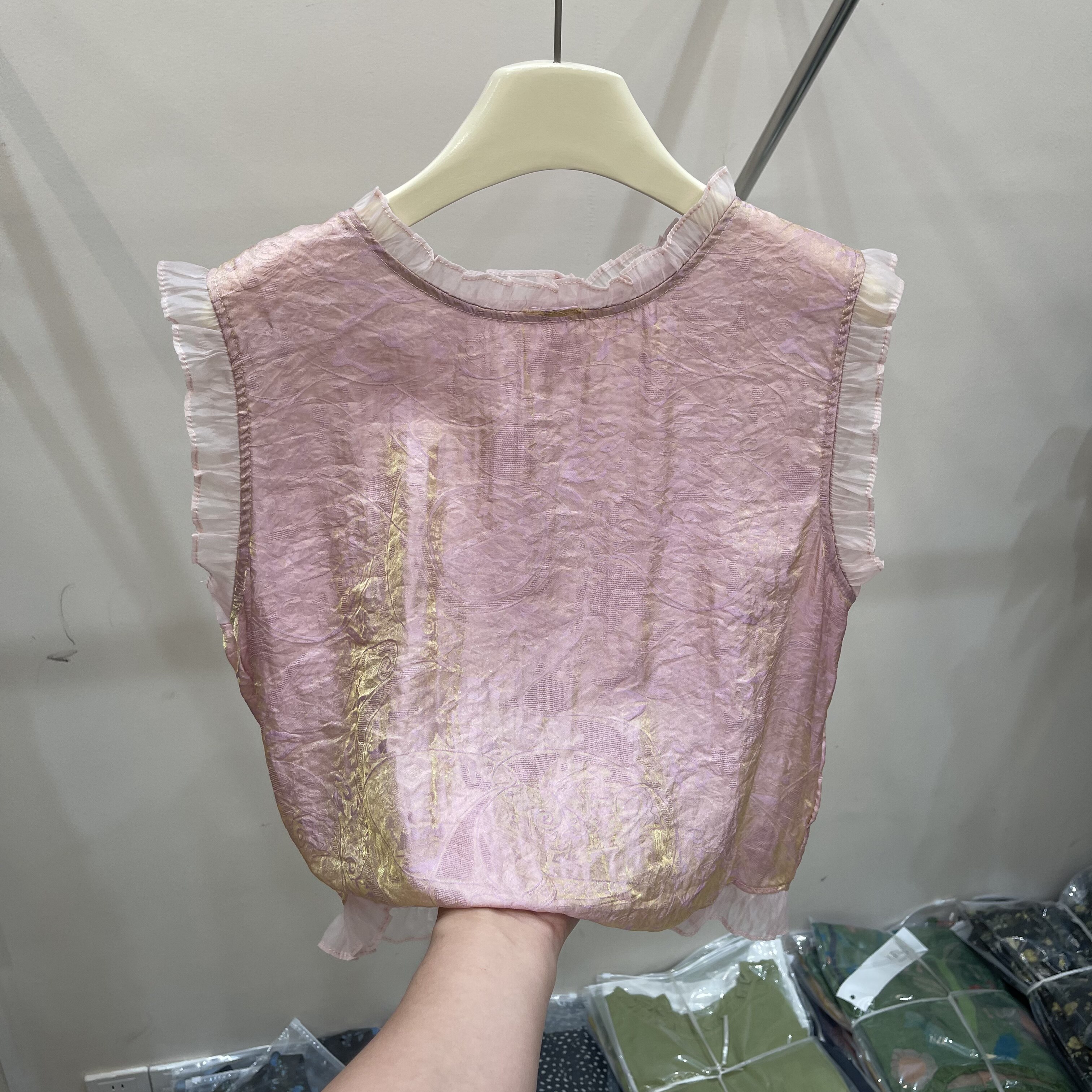变色绸缎后背贝壳扣木耳边无袖女