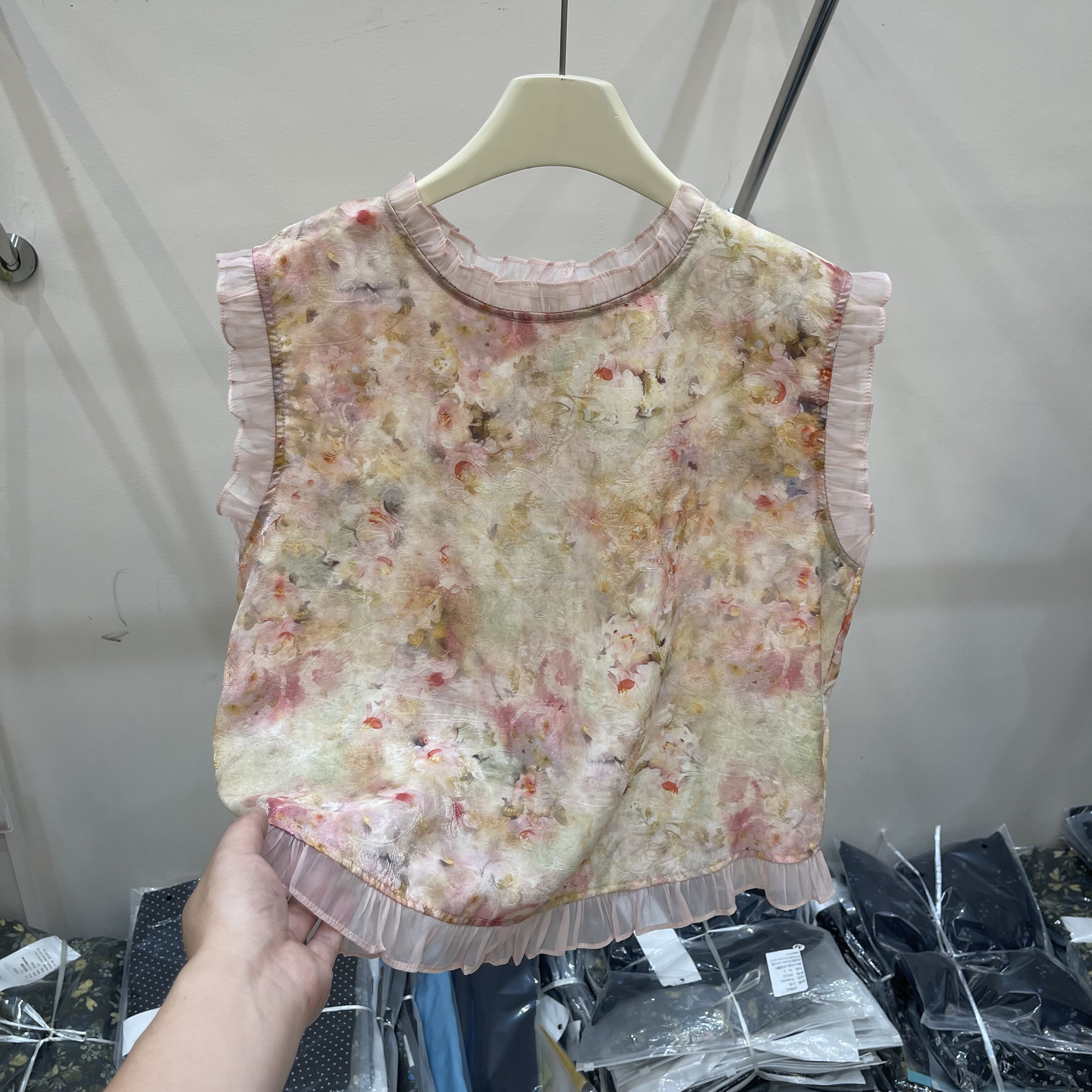 晕染碎花后背纽扣无袖小衫女休闲