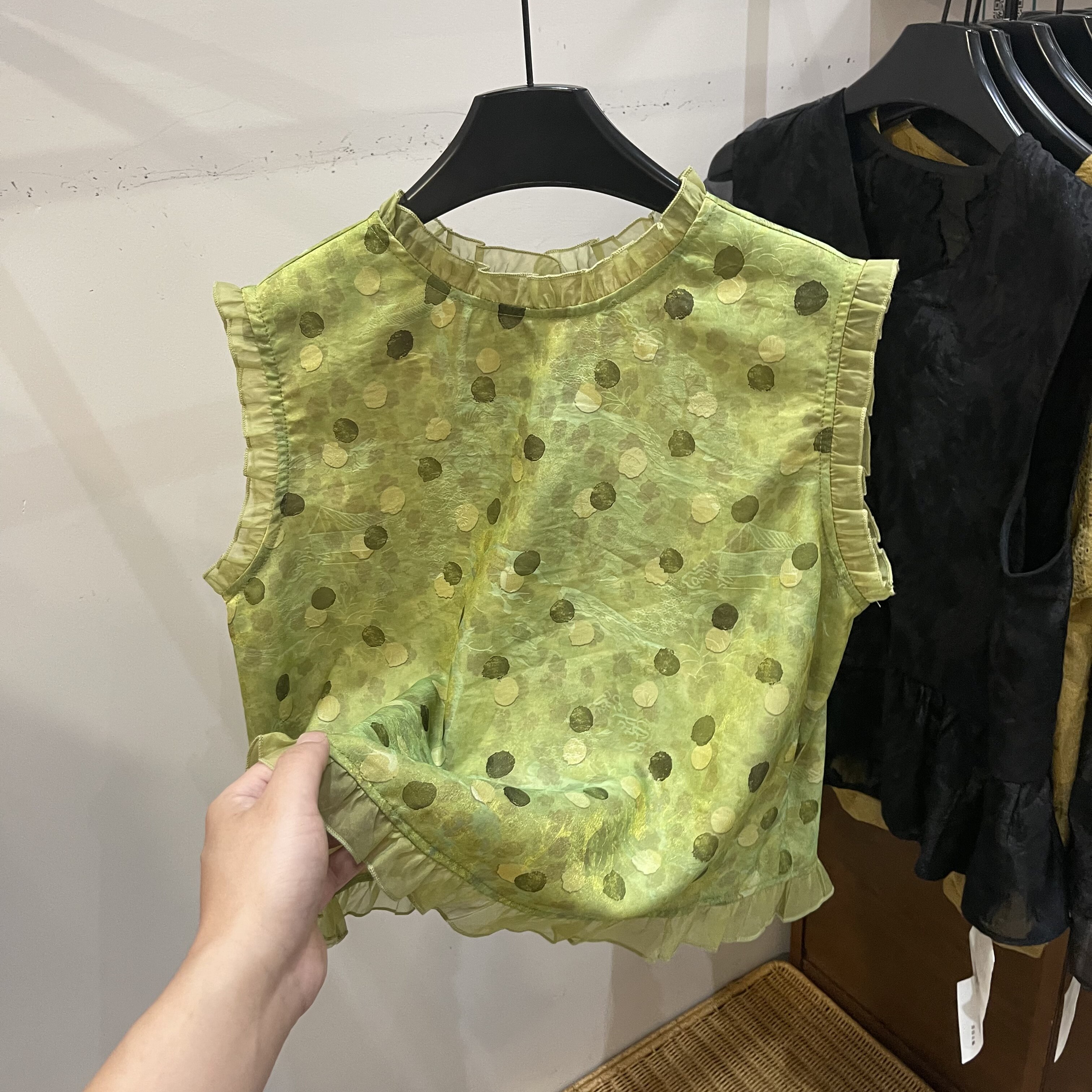 绿色波点轻薄木耳边无袖小衫女