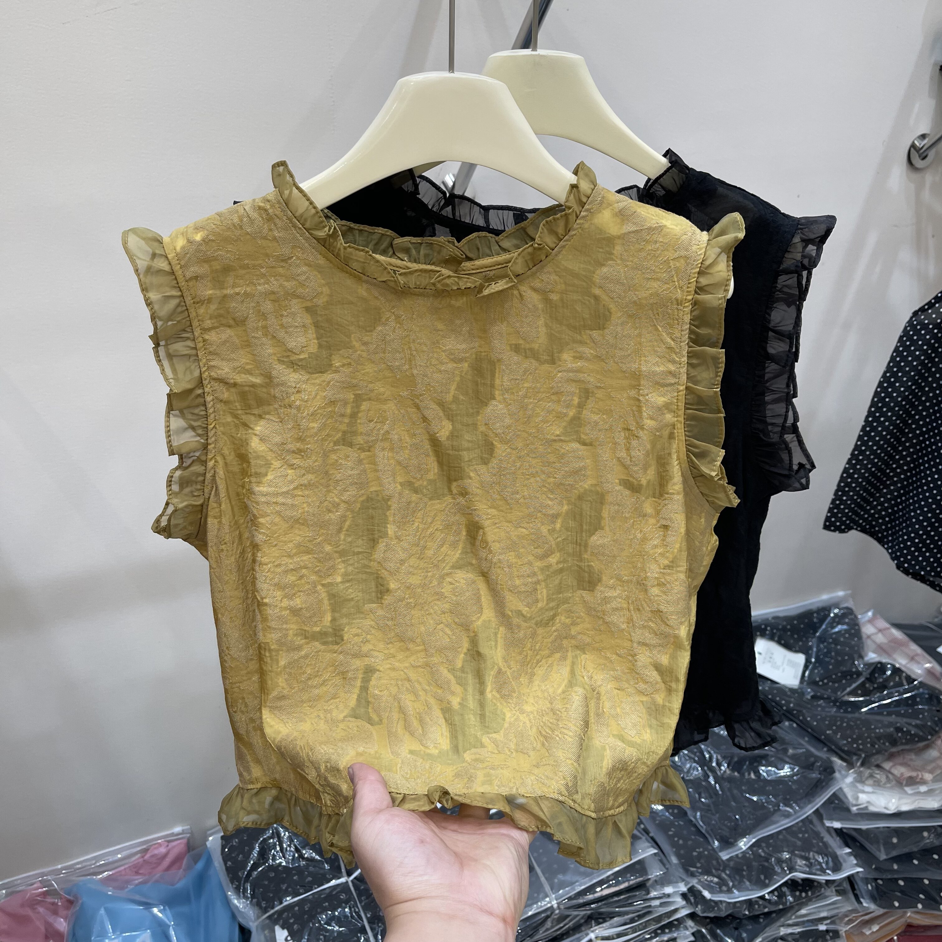 提花后背纽扣木耳边无袖上衣女
