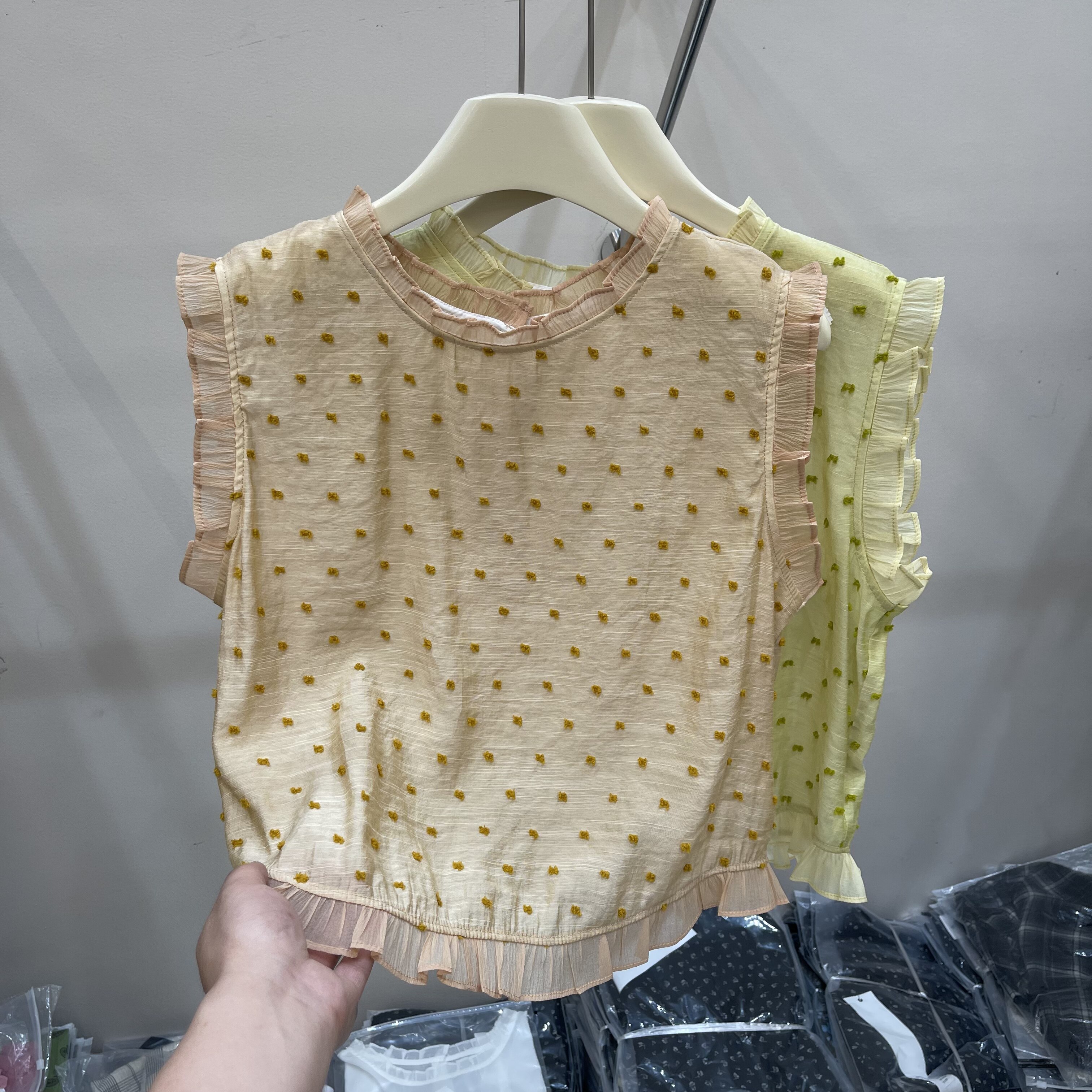 后背纽扣装饰刺绣木耳边无袖T女
