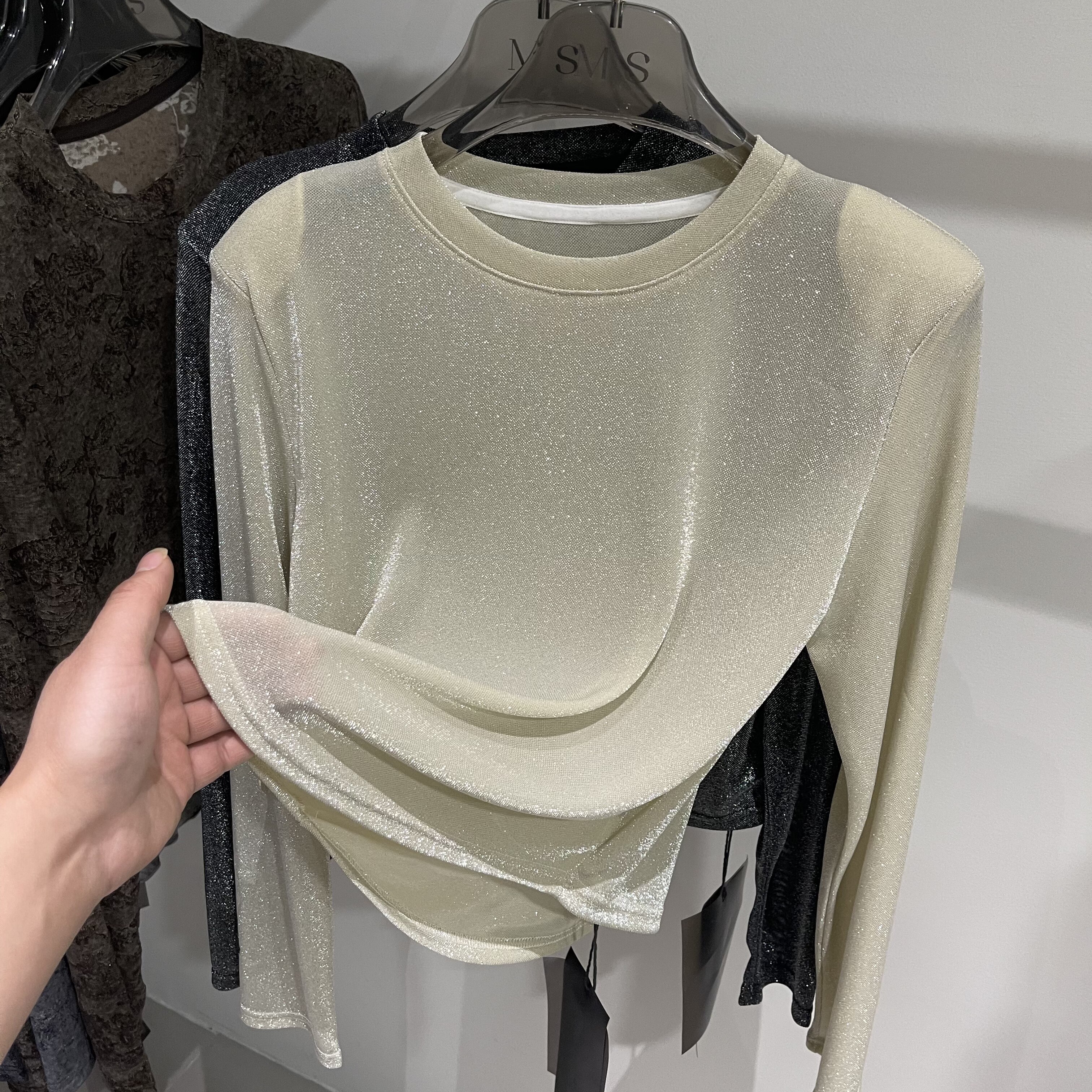 设计感亮丝轻薄款网纱垫肩长袖T恤女2026春款新款洋气显瘦打底衫