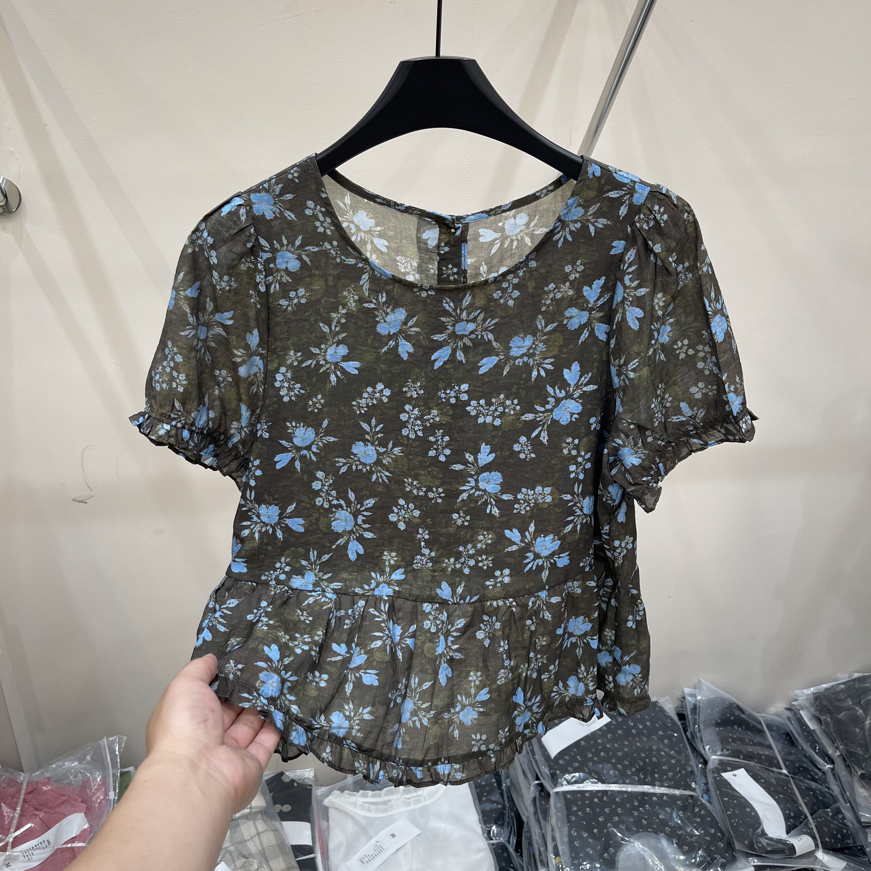 碎花后背纽扣荷叶边下摆短袖衫女